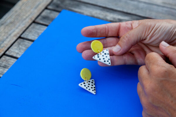 Boucles d'oreilles Memphis Blues - Grandes jaunes triangulaires – Image 2