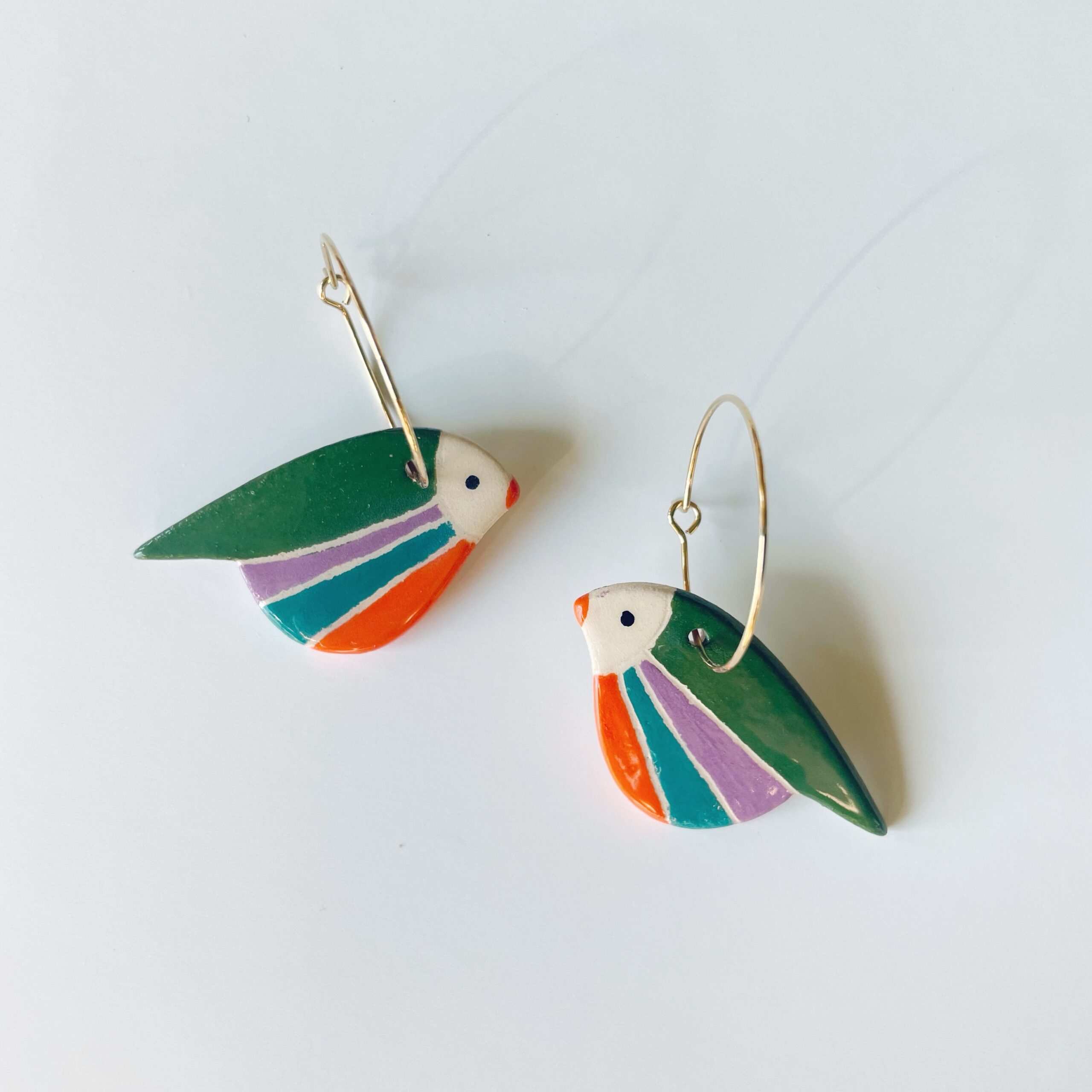 bijoux oiseaux coloré en céramique sur créoles dorées