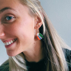 bijoux oiseaux coloré en céramique sur créoles dorées