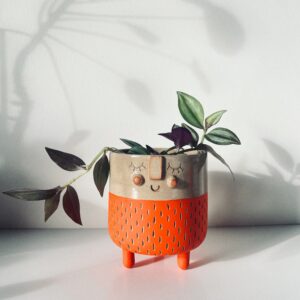 Cache pot personnage rêveur à petits pieds, orange, en céramique, grès.