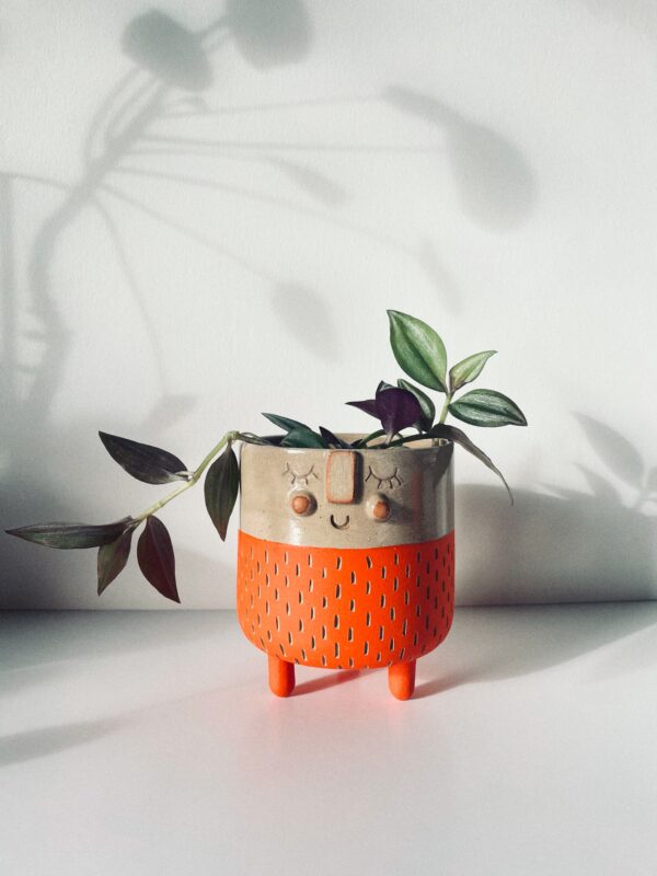 Cache pot personnage rêveur à petits pieds, orange, en céramique, grès.