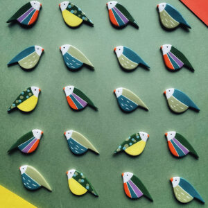 Broches oiseaux dansant toutes les couleurs