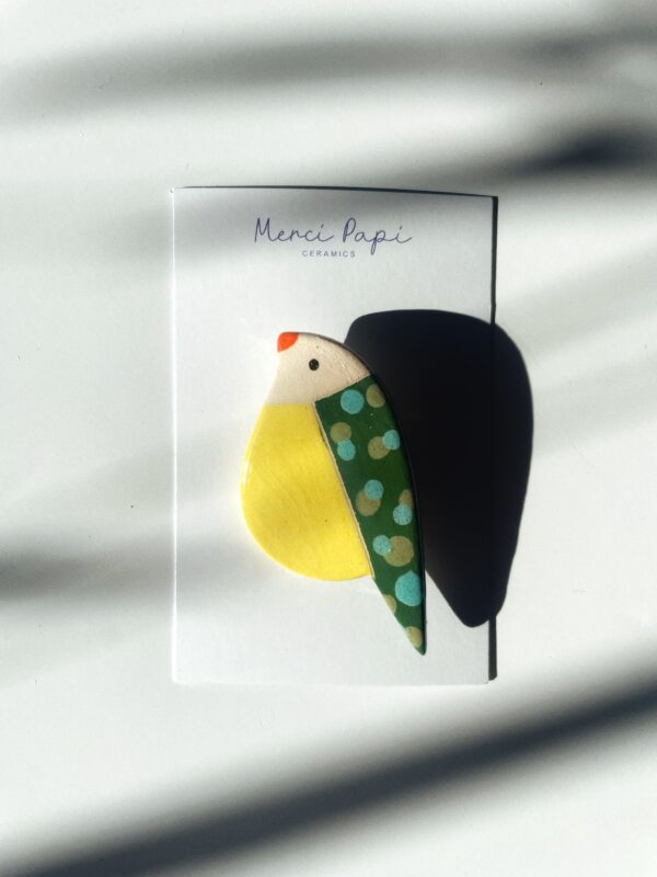 Broche oiseau jaune céramique